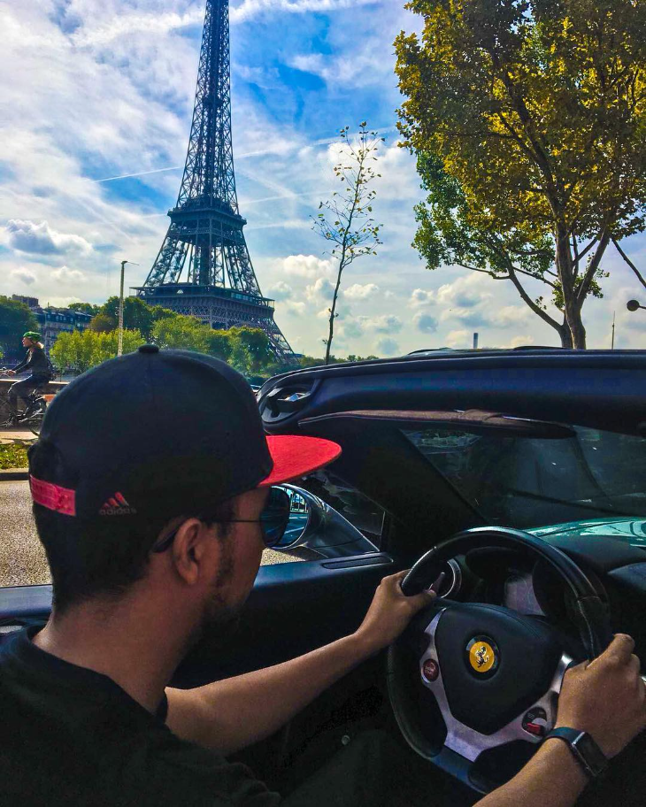 Chris Jardim dirigindo em Paris